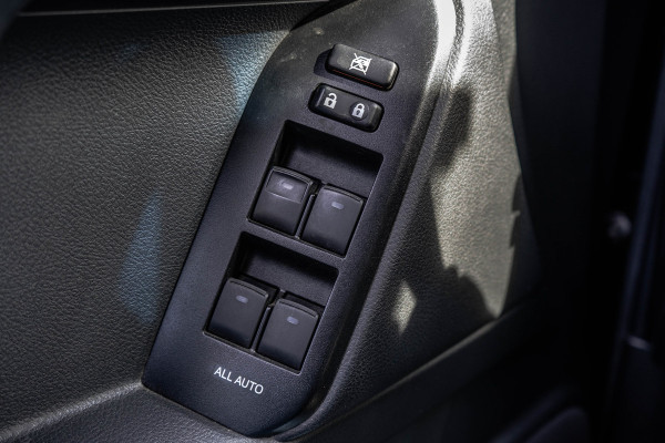 Toyota Land Cruiser 2.8D-4D | 204 PK | 5DRS | 4x4 | Fabrieksgarantie | Dealer onderhouden | Cruise | Airco | Trekhaak