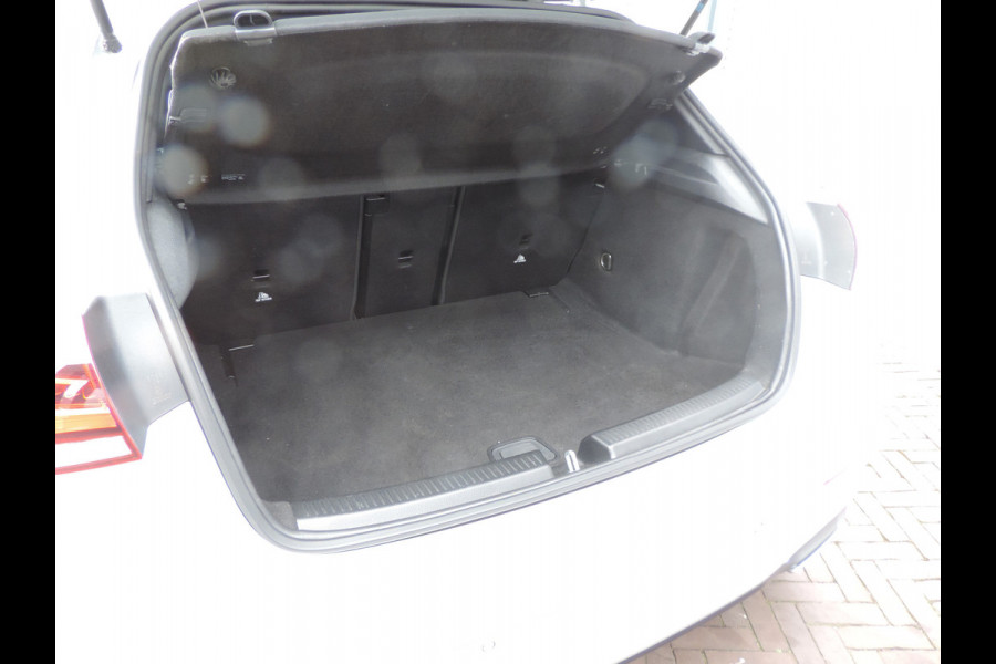 Mercedes-Benz A-Klasse 220 Launch Edition Premium Plus panorama dak sfeerlicht vol vol