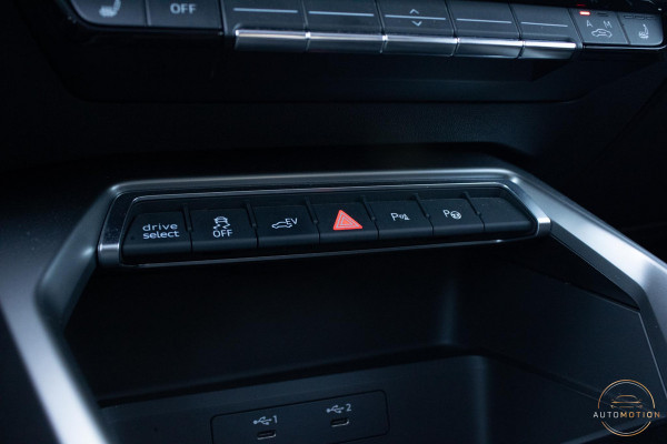 Audi A3 Sportback 40 TFSIe S line Panoramadak Elektrische Stoelverwarming Sfeerverlichting