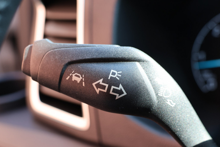 Ford Transit Custom 320 2.0 TDCI 170 PK L2H1 Active DC | Dubbel Cabine | ACC | BLIS | Elek stoelen | Lederen bekleding | CarPlay | Camera | Navigati | Trekhaak | DAB | Stoelverwarming | Nieuwe APK | 5-Zitter