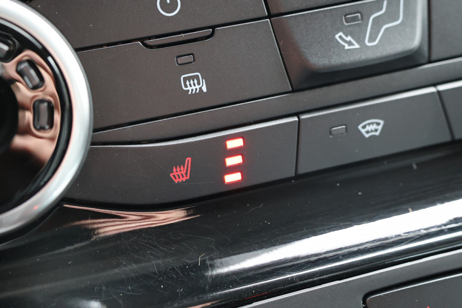 Ford Transit Custom 320 2.0 TDCI 170 PK L2H1 Active DC | Dubbel Cabine | ACC | BLIS | Elek stoelen | Lederen bekleding | CarPlay | Camera | Navigati | Trekhaak | DAB | Stoelverwarming | Nieuwe APK | 5-Zitter