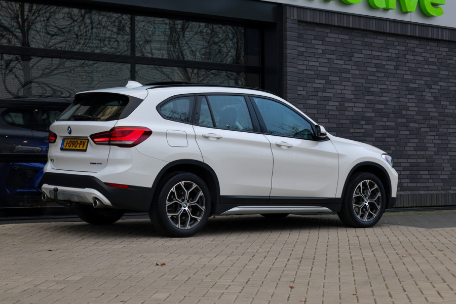 BMW X1 sDrive20i Executive Edition | NAP! | DEALER.OND | PANO | HUD | TREKHAAK | STOELVERWARMING |