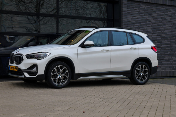 BMW X1 sDrive20i Executive Edition | NAP! | DEALER.OND | PANO | HUD | TREKHAAK | STOELVERWARMING |