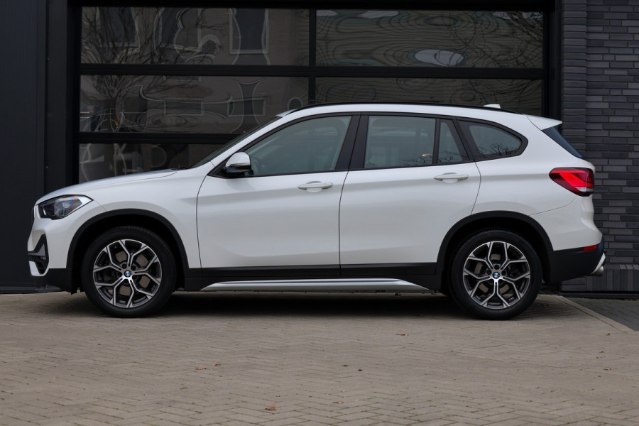 BMW X1 sDrive20i Executive Edition | NAP! | DEALER.OND | PANO | HUD | TREKHAAK | STOELVERWARMING |