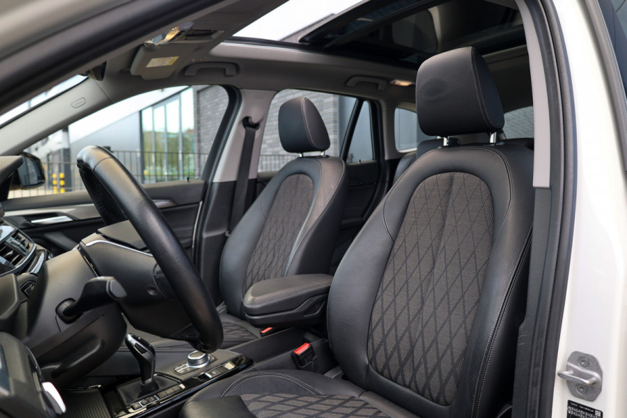BMW X1 sDrive20i Executive Edition | NAP! | DEALER.OND | PANO | HUD | TREKHAAK | STOELVERWARMING |