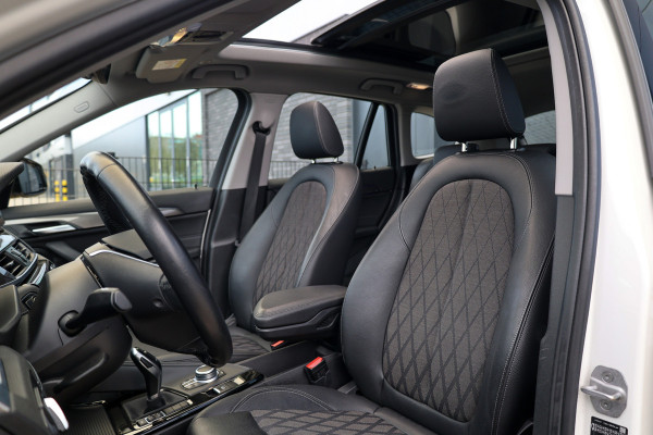 BMW X1 sDrive20i Executive Edition | NAP! | DEALER.OND | PANO | HUD | TREKHAAK | STOELVERWARMING |