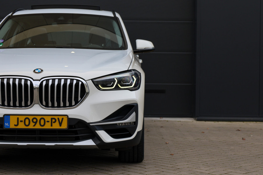 BMW X1 sDrive20i Executive Edition | NAP! | DEALER.OND | PANO | HUD | TREKHAAK | STOELVERWARMING |