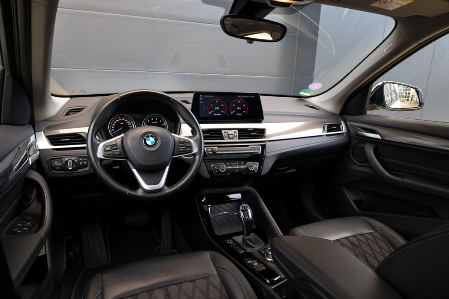 BMW X1 sDrive20i Executive Edition | NAP! | DEALER.OND | PANO | HUD | TREKHAAK | STOELVERWARMING |