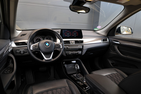 BMW X1 sDrive20i Executive Edition | NAP! | DEALER.OND | PANO | HUD | TREKHAAK | STOELVERWARMING |