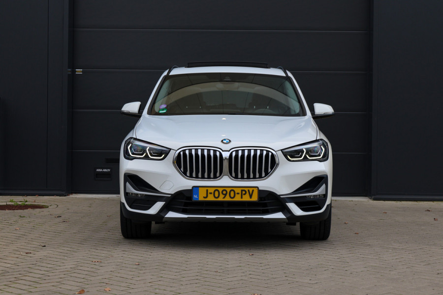 BMW X1 sDrive20i Executive Edition | NAP! | DEALER.OND | PANO | HUD | TREKHAAK | STOELVERWARMING |