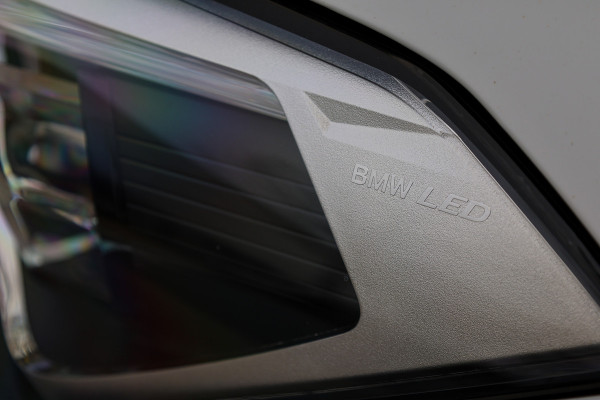 BMW X1 sDrive20i Executive Edition | NAP! | DEALER.OND | PANO | HUD | TREKHAAK | STOELVERWARMING |