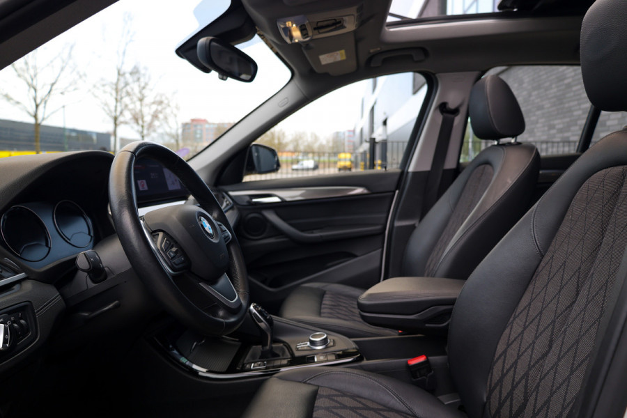 BMW X1 sDrive20i Executive Edition | NAP! | DEALER.OND | PANO | HUD | TREKHAAK | STOELVERWARMING |