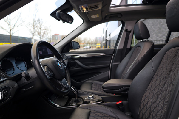 BMW X1 sDrive20i Executive Edition | NAP! | DEALER.OND | PANO | HUD | TREKHAAK | STOELVERWARMING |