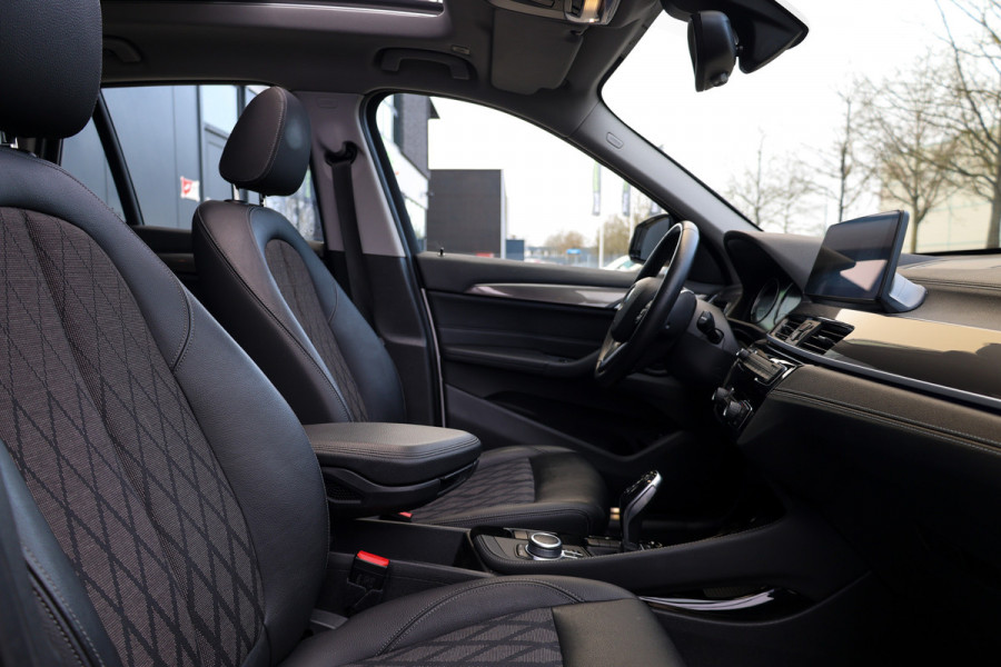 BMW X1 sDrive20i Executive Edition | NAP! | DEALER.OND | PANO | HUD | TREKHAAK | STOELVERWARMING |