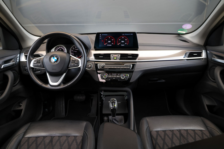 BMW X1 sDrive20i Executive Edition | NAP! | DEALER.OND | PANO | HUD | TREKHAAK | STOELVERWARMING |