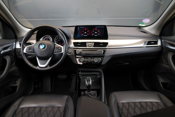 BMW X1 sDrive20i Executive Edition | NAP! | DEALER.OND | PANO | HUD | TREKHAAK | STOELVERWARMING |
