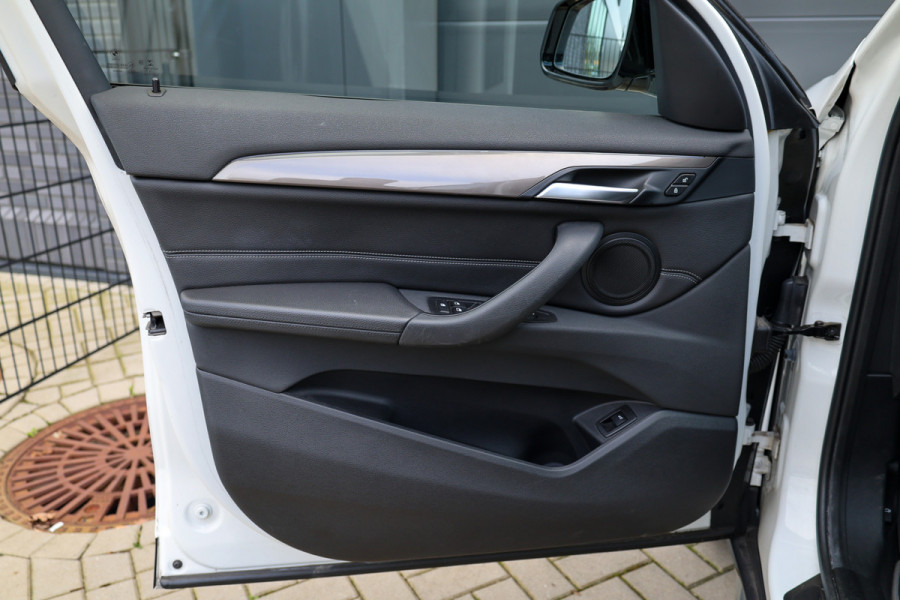 BMW X1 sDrive20i Executive Edition | NAP! | DEALER.OND | PANO | HUD | TREKHAAK | STOELVERWARMING |
