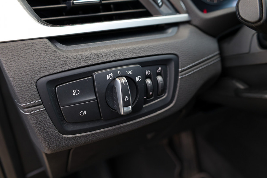 BMW X1 sDrive20i Executive Edition | NAP! | DEALER.OND | PANO | HUD | TREKHAAK | STOELVERWARMING |