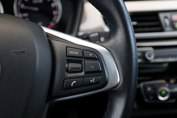 BMW X1 sDrive20i Executive Edition | NAP! | DEALER.OND | PANO | HUD | TREKHAAK | STOELVERWARMING |