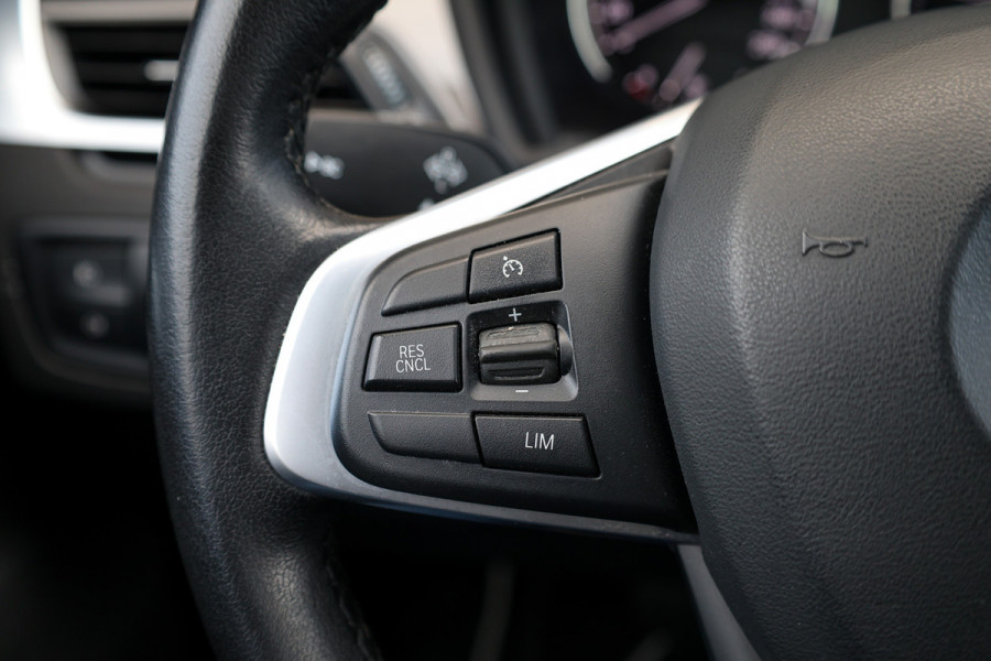 BMW X1 sDrive20i Executive Edition | NAP! | DEALER.OND | PANO | HUD | TREKHAAK | STOELVERWARMING |