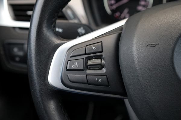 BMW X1 sDrive20i Executive Edition | NAP! | DEALER.OND | PANO | HUD | TREKHAAK | STOELVERWARMING |