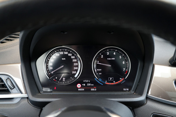 BMW X1 sDrive20i Executive Edition | NAP! | DEALER.OND | PANO | HUD | TREKHAAK | STOELVERWARMING |