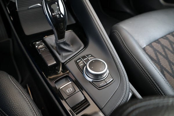 BMW X1 sDrive20i Executive Edition | NAP! | DEALER.OND | PANO | HUD | TREKHAAK | STOELVERWARMING |
