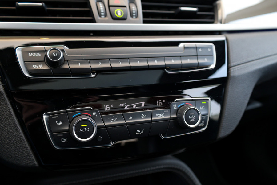 BMW X1 sDrive20i Executive Edition | NAP! | DEALER.OND | PANO | HUD | TREKHAAK | STOELVERWARMING |