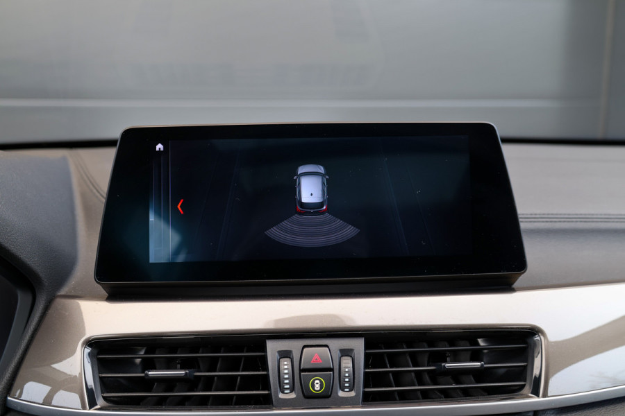 BMW X1 sDrive20i Executive Edition | NAP! | DEALER.OND | PANO | HUD | TREKHAAK | STOELVERWARMING |