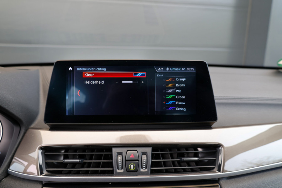 BMW X1 sDrive20i Executive Edition | NAP! | DEALER.OND | PANO | HUD | TREKHAAK | STOELVERWARMING |