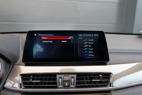 BMW X1 sDrive20i Executive Edition | NAP! | DEALER.OND | PANO | HUD | TREKHAAK | STOELVERWARMING |