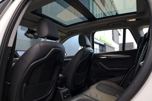 BMW X1 sDrive20i Executive Edition | NAP! | DEALER.OND | PANO | HUD | TREKHAAK | STOELVERWARMING |