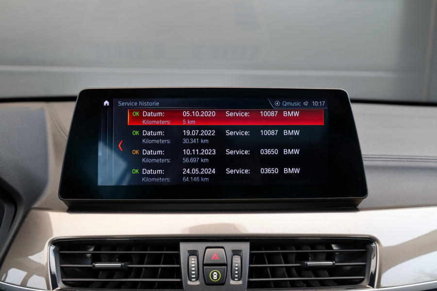 BMW X1 sDrive20i Executive Edition | NAP! | DEALER.OND | PANO | HUD | TREKHAAK | STOELVERWARMING |