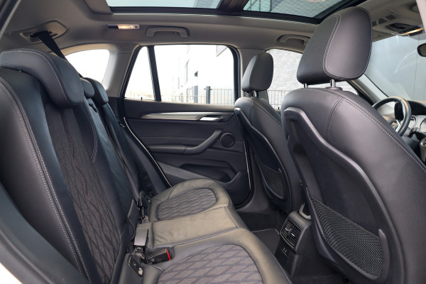 BMW X1 sDrive20i Executive Edition | NAP! | DEALER.OND | PANO | HUD | TREKHAAK | STOELVERWARMING |