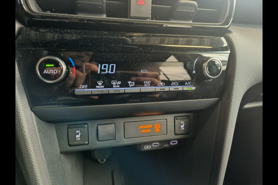 Toyota Yaris Cross 1.5 Hybrid 115 First Edition Rijklaar + Fabrieksgarantie Henk Jongen Auto's in Helmond,  al 50 jaar service zoals 't hoort!