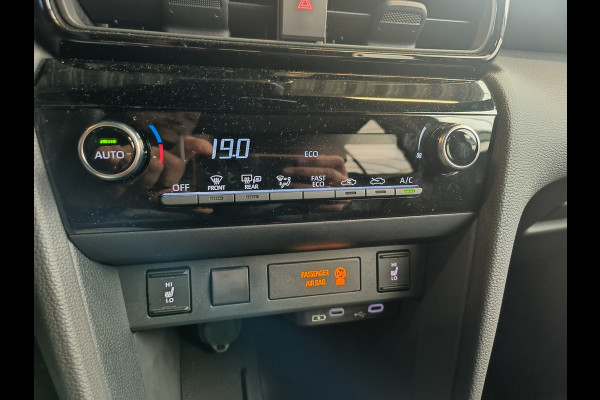 Toyota Yaris Cross 1.5 Hybrid 115 First Edition Rijklaar + Fabrieksgarantie Henk Jongen Auto's in Helmond,  al 50 jaar service zoals 't hoort!