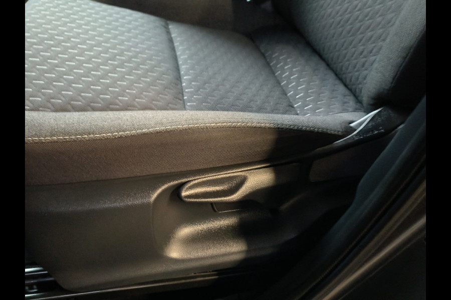 Toyota Yaris Cross 1.5 Hybrid 115 First Edition Rijklaar + Fabrieksgarantie Henk Jongen Auto's in Helmond,  al 50 jaar service zoals 't hoort!