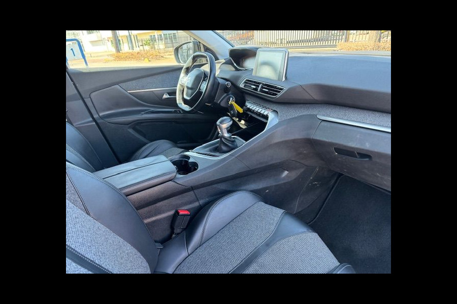 Peugeot 5008 1.2 PureTech Allure 7 Persoons Airco/ECC,Cruisecontrol,Navigatie,Half Leder