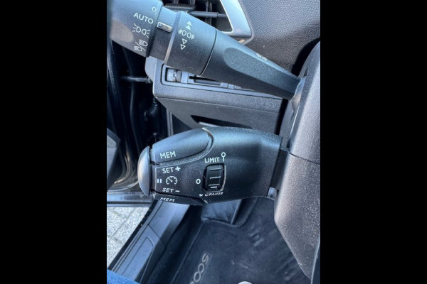 Peugeot 5008 1.2 PureTech Allure 7 Persoons Airco/ECC,Cruisecontrol,Navigatie,Half Leder