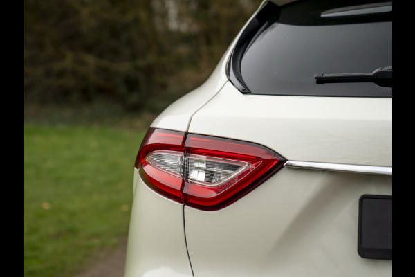 Maserati Levante 3.0 V6 Modena S AWD | Pano-dak | Harman/Kardon | Luchtvering | Carbon interieur