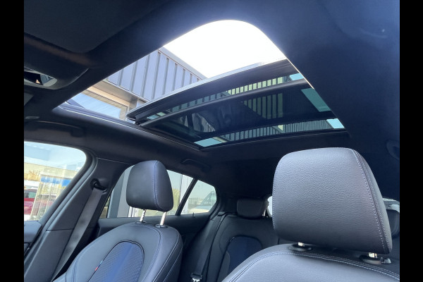 BMW 1-serie M135i xDrive High Executive M Sport 306pk Automaat | Panodak | Elektr. achterklep | arking Pakket | Spiegel Pakket | Draadloze telefoonlader | etc. etc.