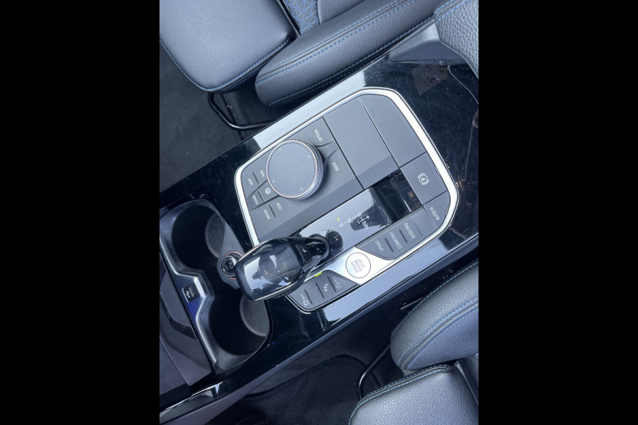 BMW 1-serie M135i xDrive High Executive M Sport 306pk Automaat | Panodak | Elektr. achterklep | arking Pakket | Spiegel Pakket | Draadloze telefoonlader | etc. etc.