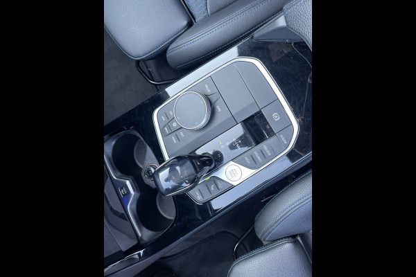 BMW 1-serie M135i xDrive High Executive M Sport 306pk Automaat | Panodak | Elektr. achterklep | arking Pakket | Spiegel Pakket | Draadloze telefoonlader | etc. etc.