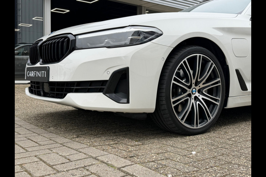 BMW 5 Serie Touring 530e xDrive Executive / Navi / Climate / Camera / Panormadak / Leder / 20"breedset