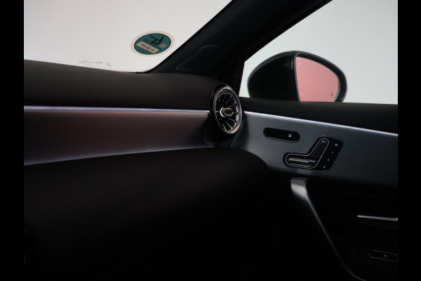 Mercedes-Benz A-Klasse 250e AMG SPORT + PANORAMA | MEMORY | TREKHAAK | SFEERVERLICHTING | CAMERA | STOELVERWARMING