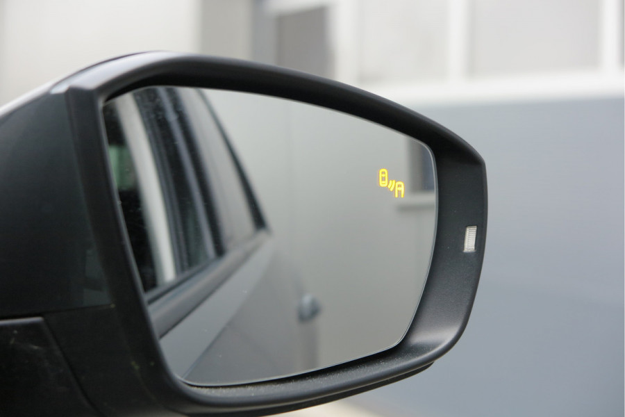 Volkswagen T-Roc 1.5 TSI 150pk Sport, Led , Adaptive cruise, Keyless , Virtual cockpit, Lane assist, Side assist, Stoelverwarming, PDC , Achteruitrijcamera, Buitenspiegels inklapbaar, Carplay , DAB+ etc.