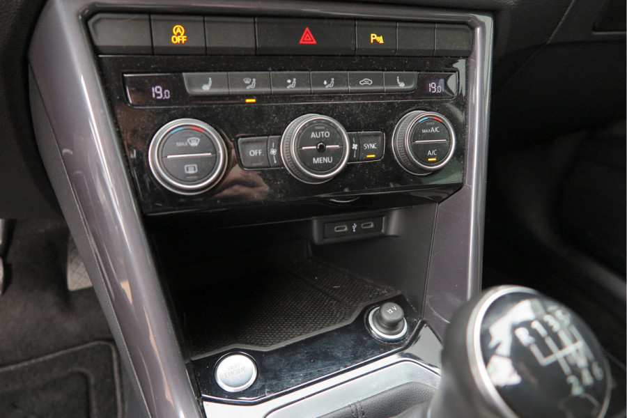 Volkswagen T-Roc 1.5 TSI 150pk Sport, Led , Adaptive cruise, Keyless , Virtual cockpit, Lane assist, Side assist, Stoelverwarming, PDC , Achteruitrijcamera, Buitenspiegels inklapbaar, Carplay , DAB+ etc.