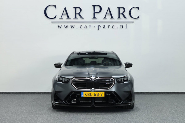 BMW 5 Serie Touring M5 950+PK BTW/AKRAPOVIC OPF DELETED/CARBON M-PERFORMANCE/EVENTURI/22” VOSSEN/B&W/PANO/HUD/12 MND GARANTIE!