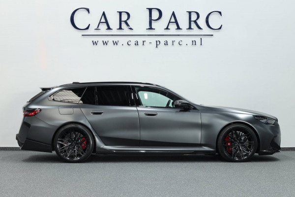 BMW 5 Serie Touring M5 950+PK BTW/AKRAPOVIC OPF DELETED/CARBON M-PERFORMANCE/EVENTURI/22” VOSSEN/B&W/PANO/HUD/12 MND GARANTIE!