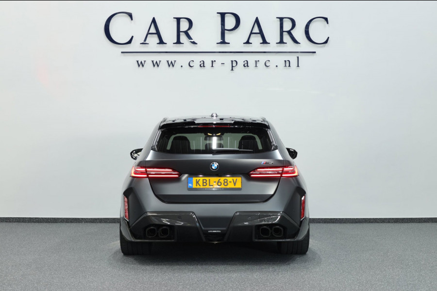 BMW 5 Serie Touring M5 950+PK BTW/AKRAPOVIC OPF DELETED/CARBON M-PERFORMANCE/EVENTURI/22” VOSSEN/B&W/PANO/HUD/12 MND GARANTIE!